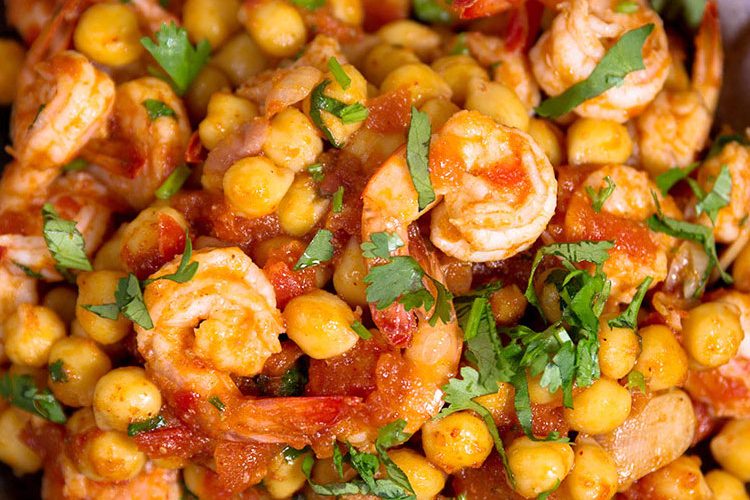 Restos de garbanzos con verduritas y langostinos