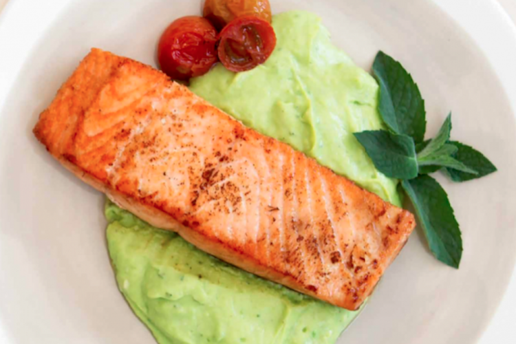 Salmón con mousse de aguacate que vaya a madurar