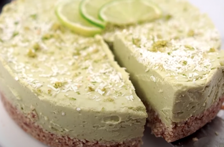 Tarta crudivegana de aguacate y lima