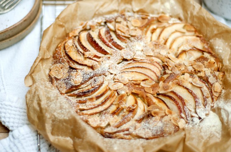 Tarta de manzanas maduras y almendras
