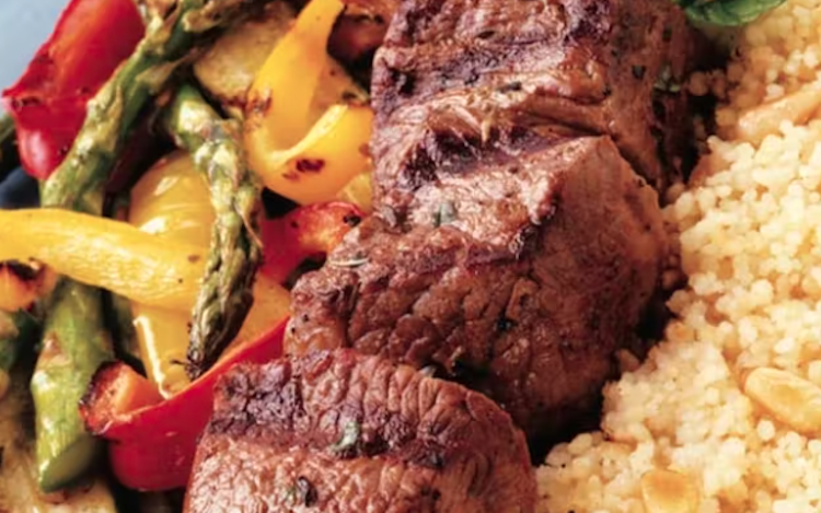 Brochetas de cordero sobrante adobado