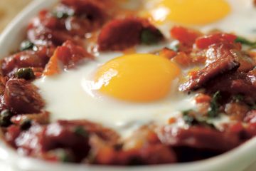 Huevos a la cazuela con salsa boloñesa sobrante