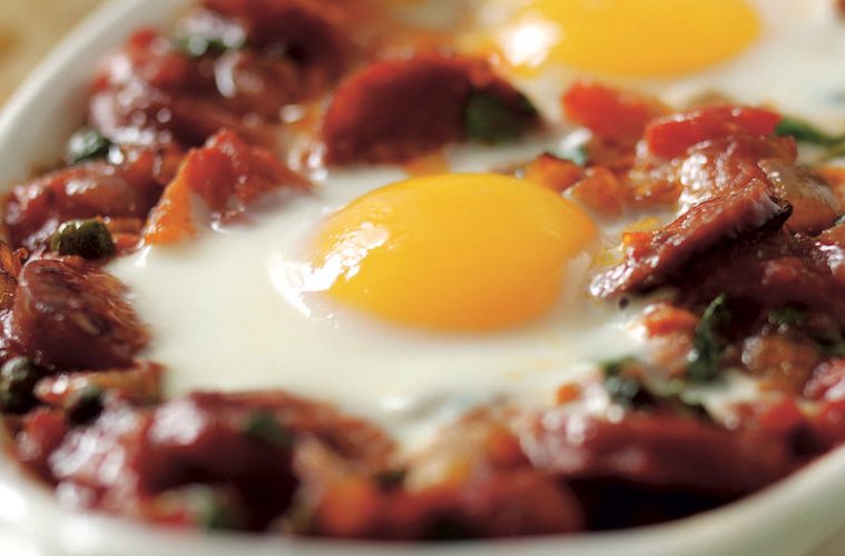 Huevos a la cazuela con salsa boloñesa sobrante