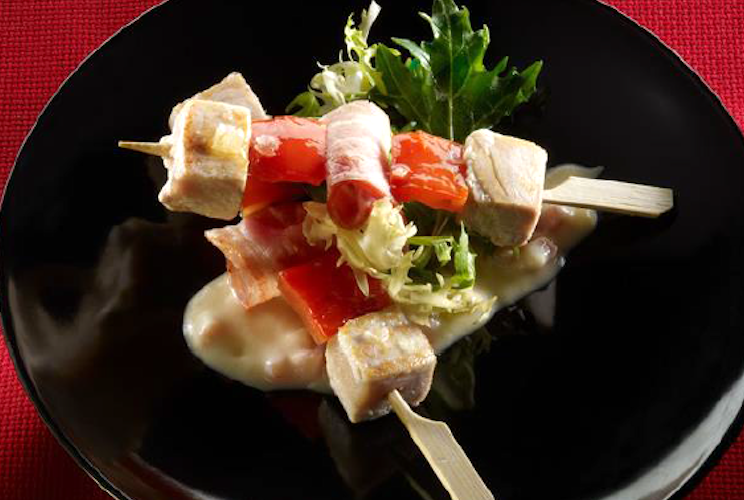 Minibrochetas de bonito en conserva con crema de Idiazábal