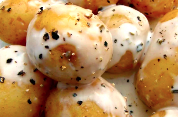 Patatas baby que empiezan a madurar con mayonesa y hierbas