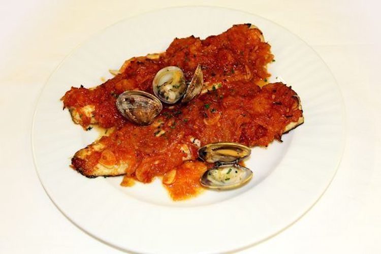 Pescado con tomates maduros y sidra que nos haya sobrado