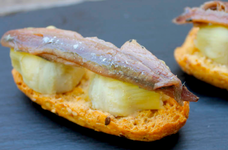 Pincho de alcachofa en conserva y anchoa