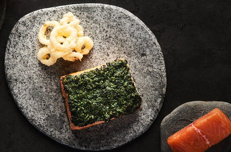 Salmón fresco al horno con costra de hierbas aromáticas