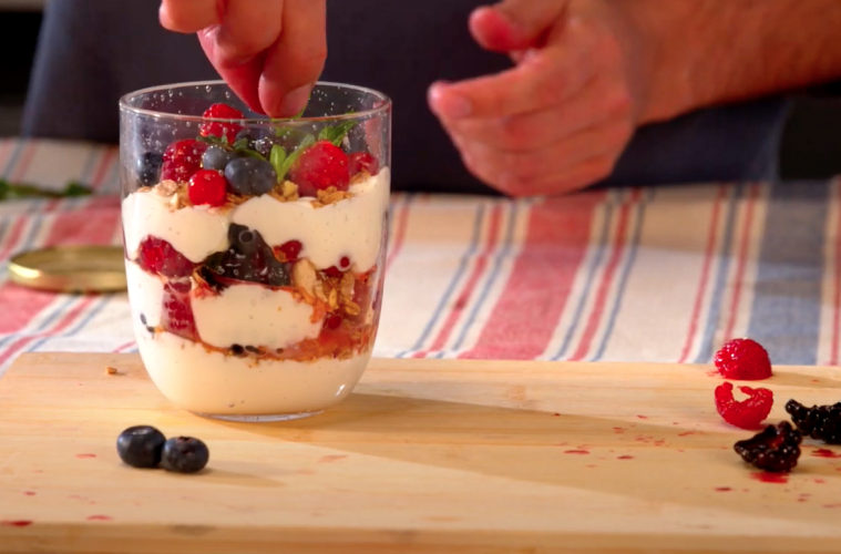 Yogur con restos de frutos rojos y miel