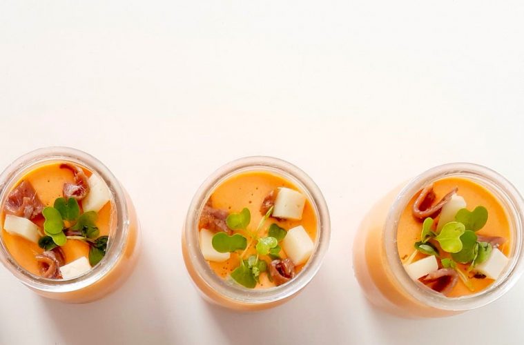 Chupitos de yogur de tomate con queso Idiazabal y sardina en salazón