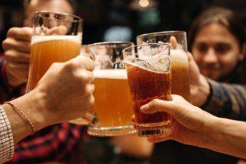 A la hora de salir, el mejor plan para los españoles, cervezas y amigos