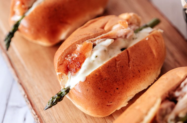Brioche de restos de cochinillo y mayonesa de albahaca