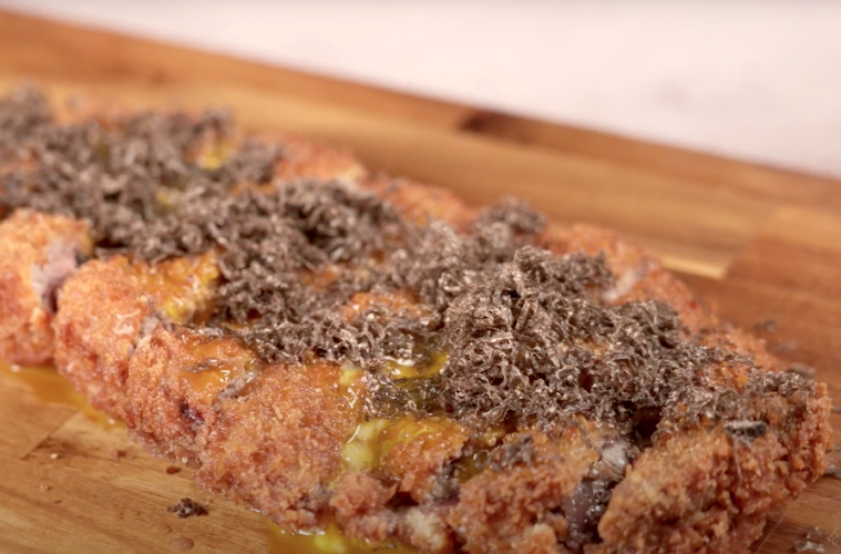 Cachopo de presa ibérica con trufa negra rallada
