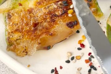 Crujientes de salmón marinado y aguacate
