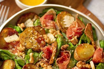 Ensalada de patatas que empiezan a ponerse feas con jamón serrano y parmesano