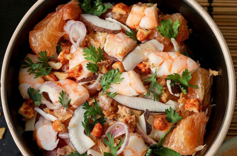 Ensalada tailandesa de pomelos con gambas o langostinos sobrantes