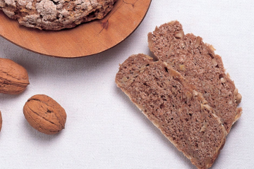 Pan integral de manzanas maduras y nueces navideñas sobrantes