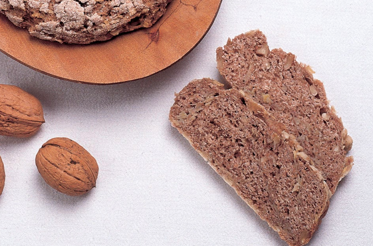 Pan integral de manzanas maduras y nueces navideñas sobrantes