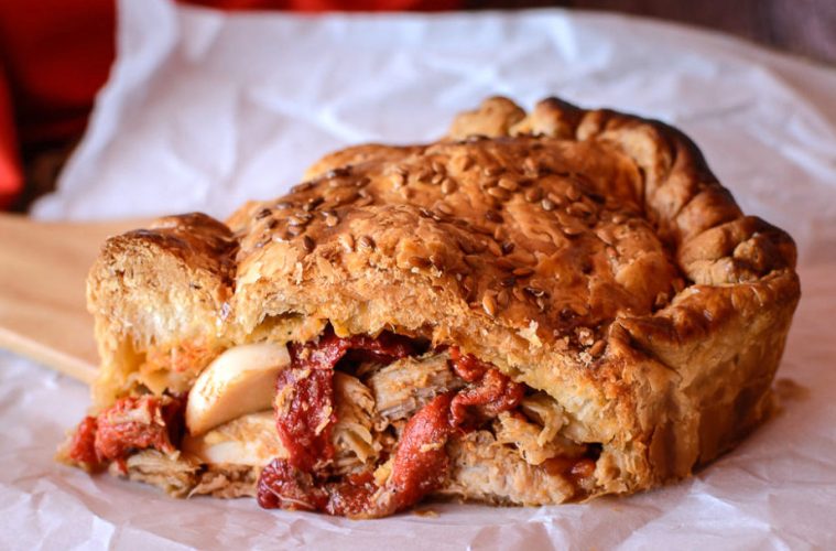 Pastel de cochinillo con pimientos asados