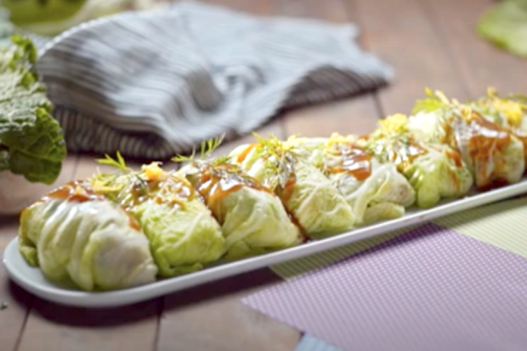 Rollitos de col rellenos de sobras navideñas