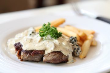 Solomillo de cerdo con pasas y piñones