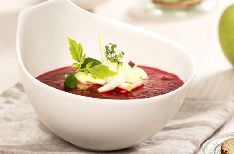 Sopa de manzana y remolacha con yogur a la cúrcuma