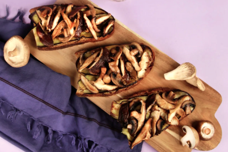 Tostas de setas variadas y berenjena