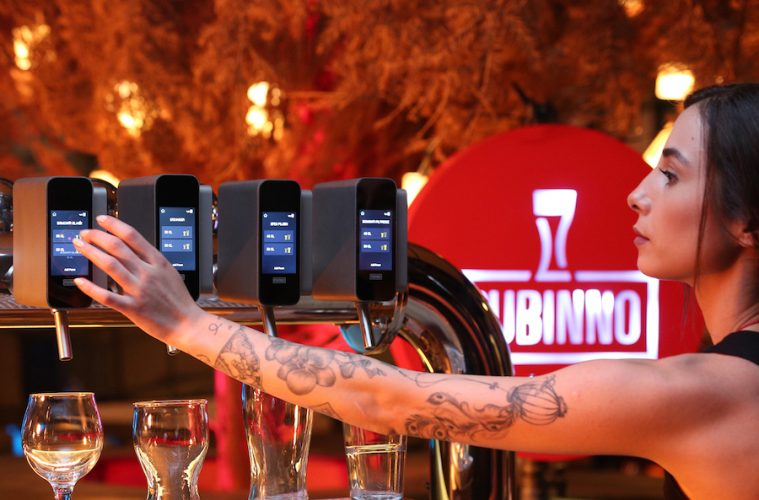 Un grifo de cerveza que permite el autoservicio y pagar con el móvil, tarjeta o bitcoins
