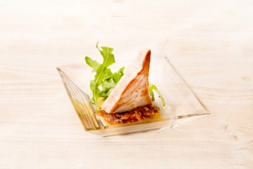 Atún a la plancha con mermelada de cebolla y bacon