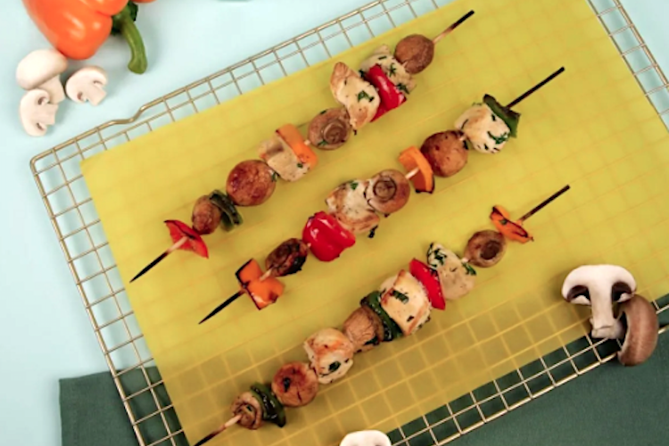 Brochetas de pollo y champiñones en adobo