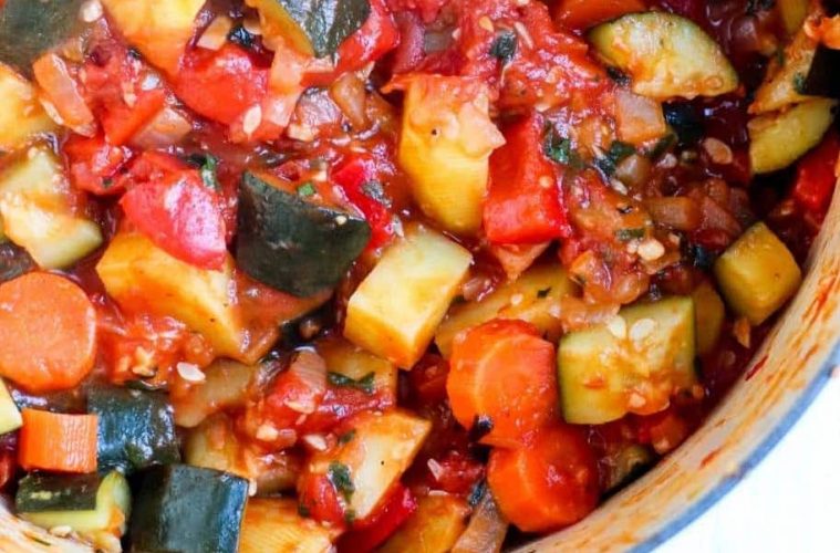 Cazuela de patatas y verduras al horno, con tomates confitados