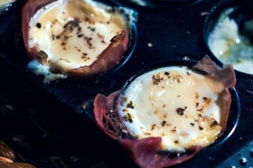 Cazuelitas de jamón york, huevo campero y queso
