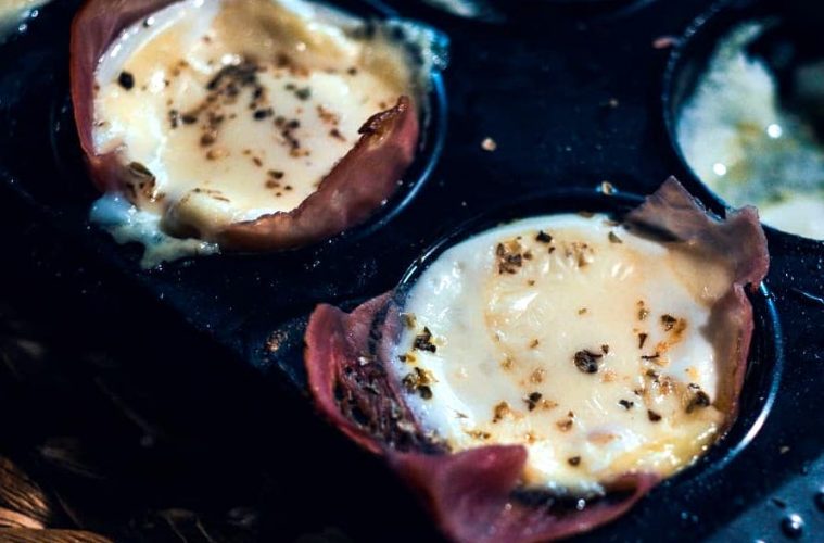 Cazuelitas de jamón york, huevo campero y queso