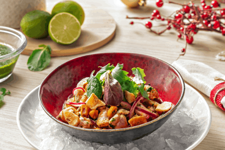 Ceviche de pescado sobrante con brotes y aceite de berros