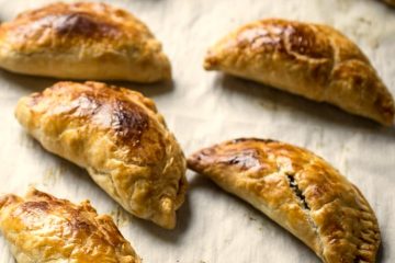 Empanadillas dulces de natillas y chocolate con obleas sobrantes