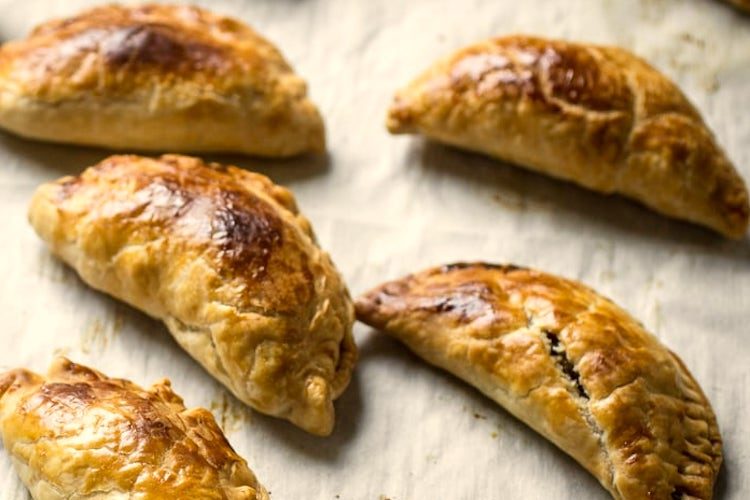 Empanadillas dulces de natillas y chocolate con obleas sobrantes