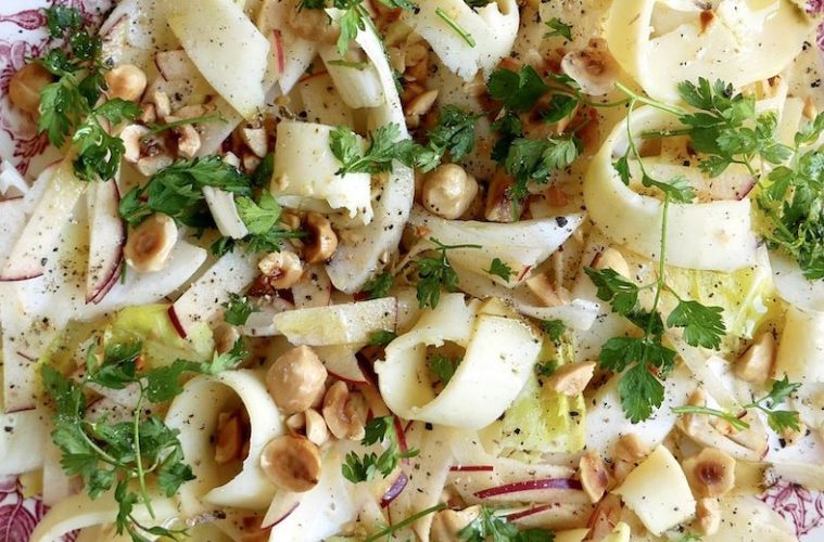 Ensalada de endivias sobrantes, manzanas y queso
