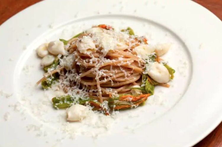 Espaguetis de espelta con chipirones picantes y ricotta salada