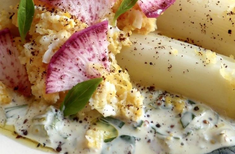 Espárragos blancos sobrantes con salsa gribiche y rabanitos