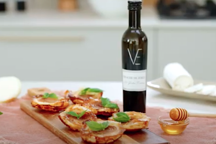 Hojaldre de queso de cabra y cebolla con reducción de vinagre de Jerez