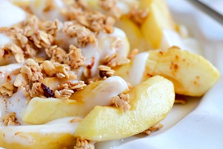 Manzana madura asada con yogur y galleta