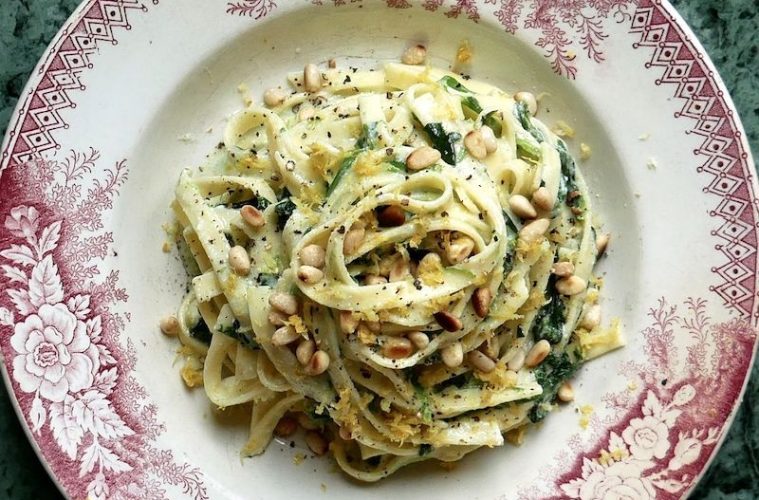 Pasta con espinacas sobrantes, gorgonzola y piñones