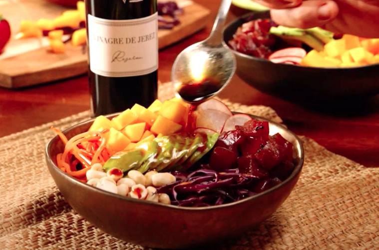 Poke bowl de atún con mango y aliño japo-jerezano