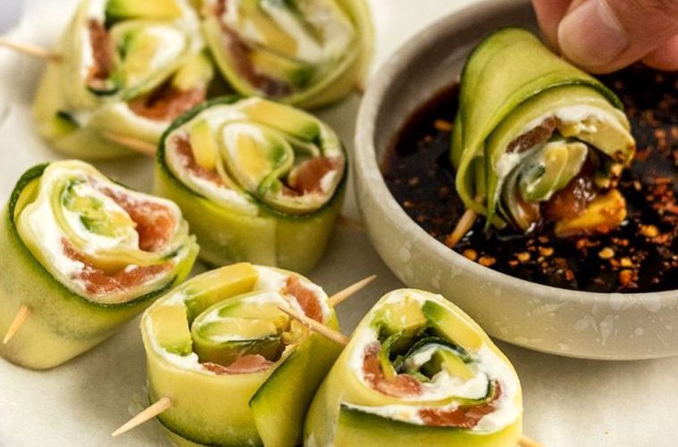 Rolls de calabacín, aguacate y salmón