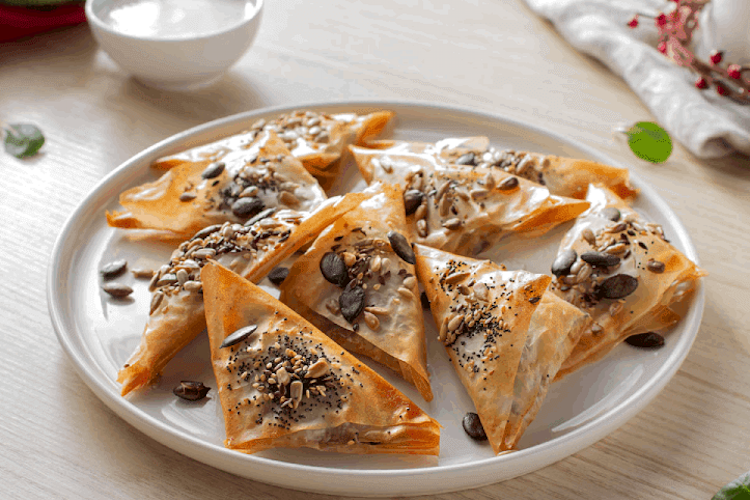 Samosas de marisco sobrante y verduras con salsa de yogur