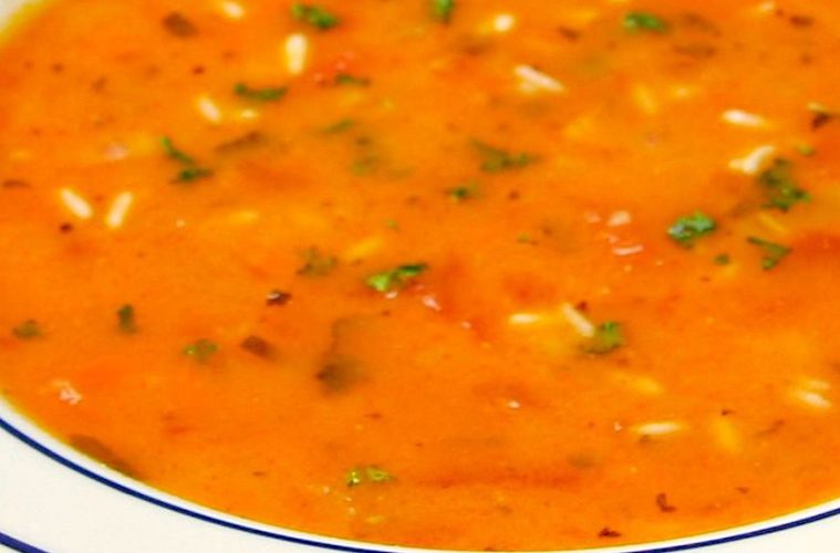 Sopa de arroz blanco sobrante y tomate