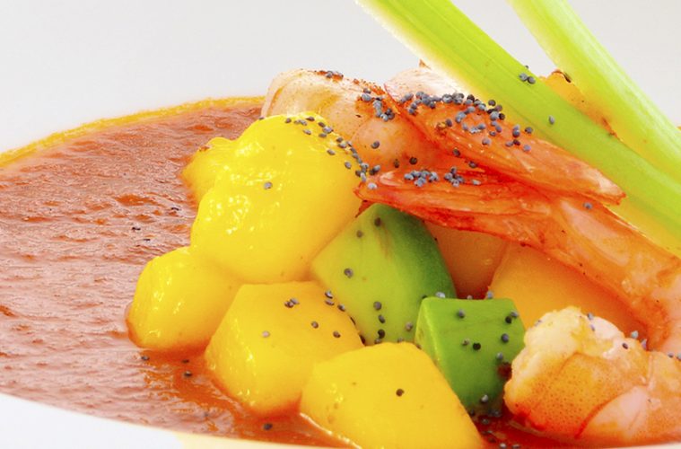 Sopa de tomate y mango con langostinos
