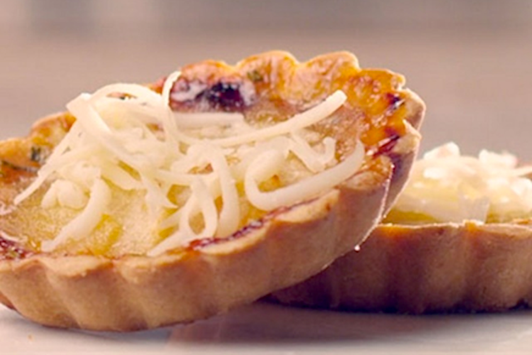 Tartaletas con pera, queso y miel
