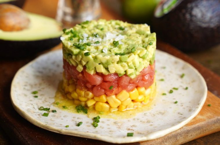 Timbal de aguacate, tomate y maíz