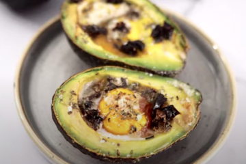 Aguacates rellenos con huevo y tomate seco